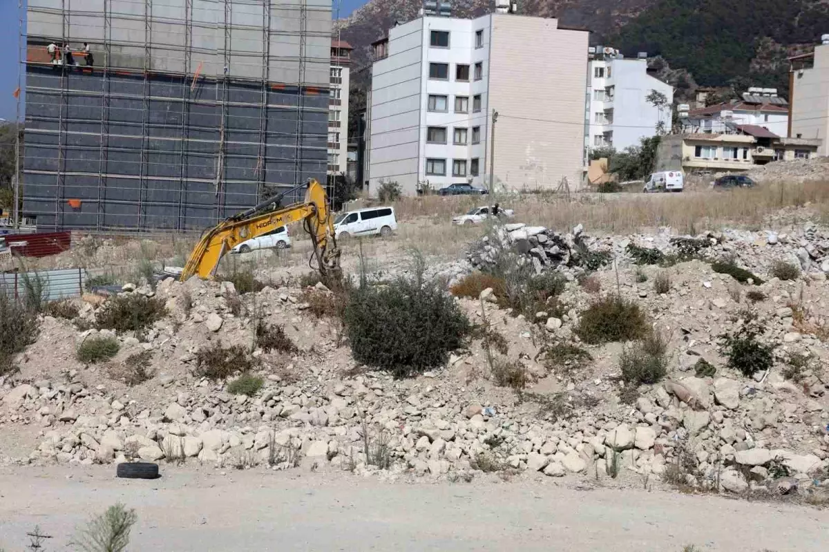 Hatay'da 5 Katlı Bina Yıkımı Sırasında Anlık Kurtuluş