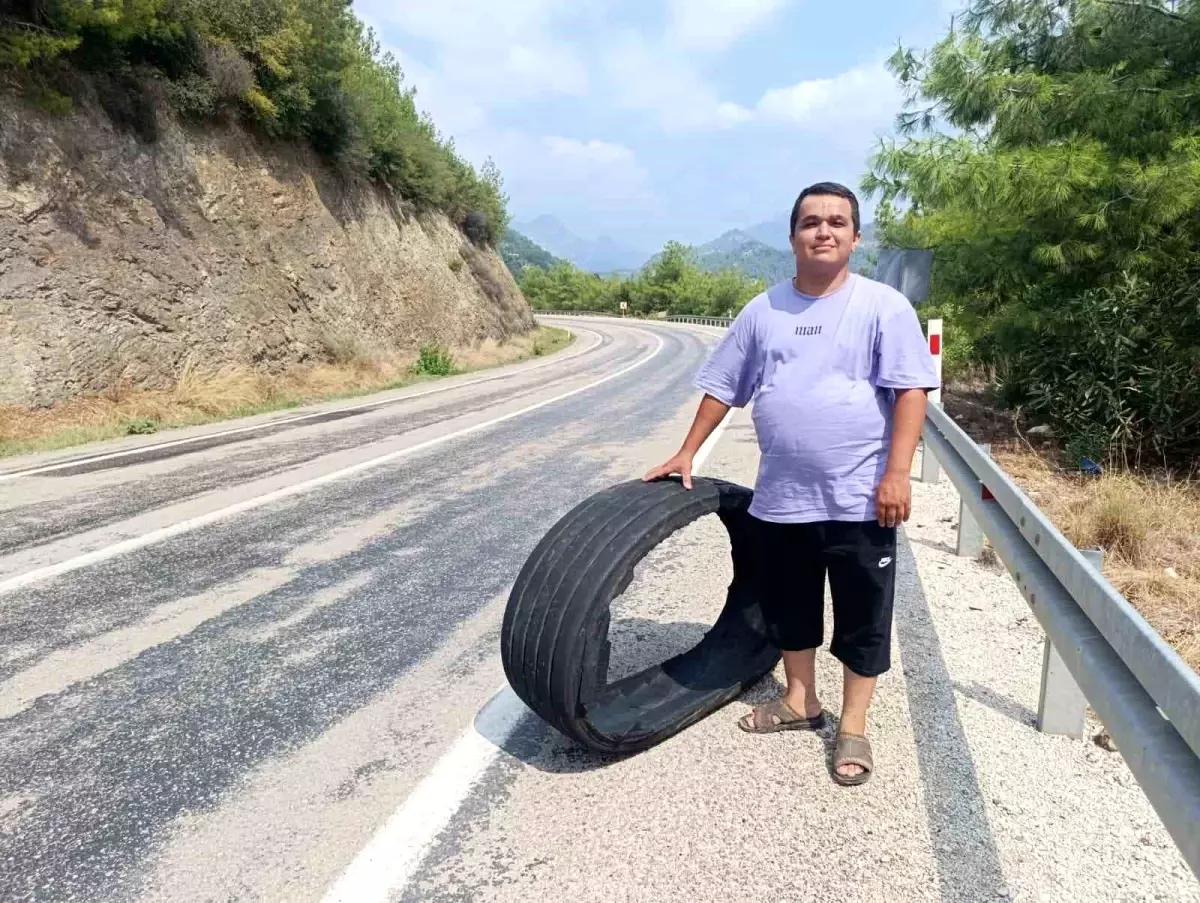 Yolda Kalan Lastiğe Çarpan Sürücünün Kazası Saniye Saniye Görüntülendi