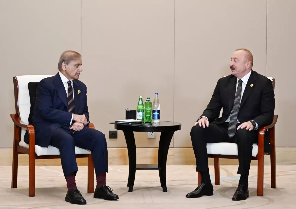 Azerbaycan ve Pakistan Liderleri Şanghay Zirvesi'nde Buluştu