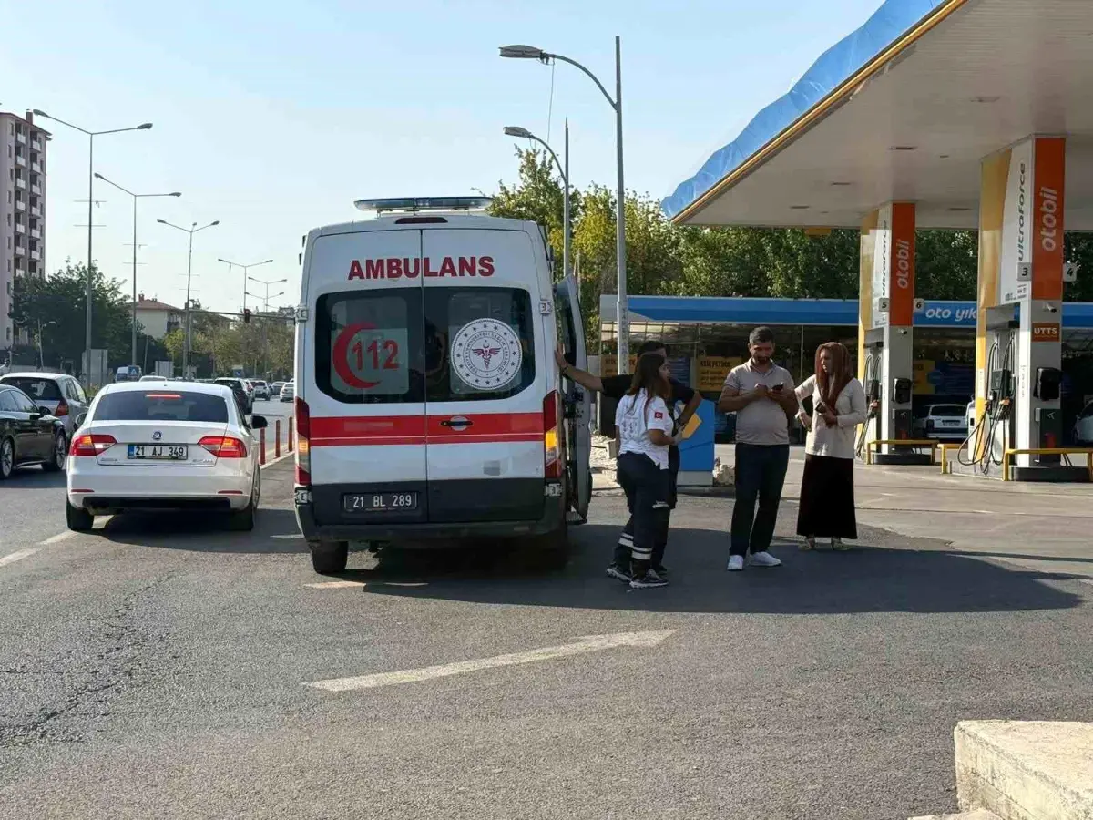 Diyarbakır'da Ambulansla Taksi Çarpıştı, Yaralı Yok