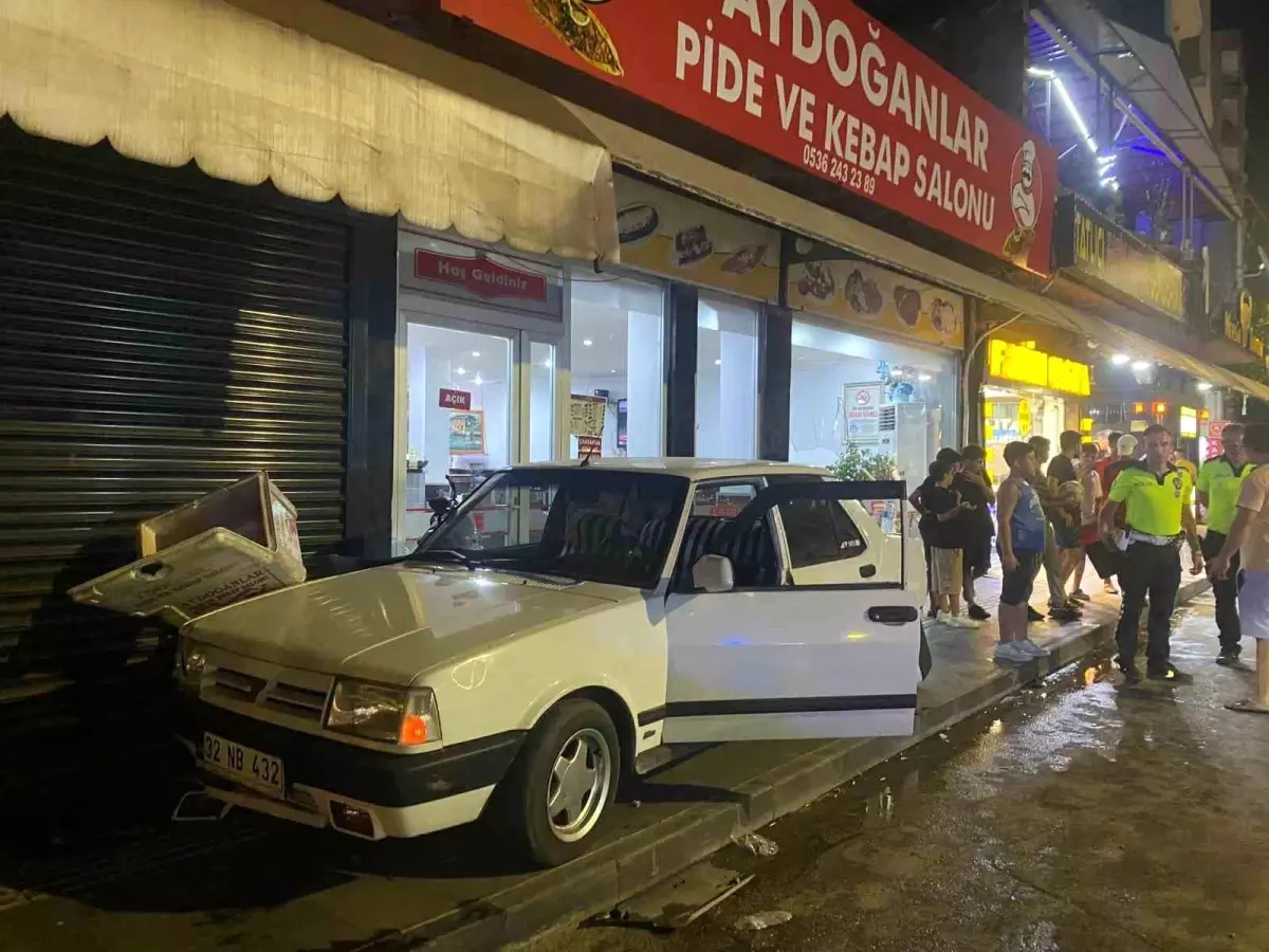 Antalya'da Kamyonetle Çarpışan TOFAŞ Otomobili İş Yerine ve Motosiklete Çarptı