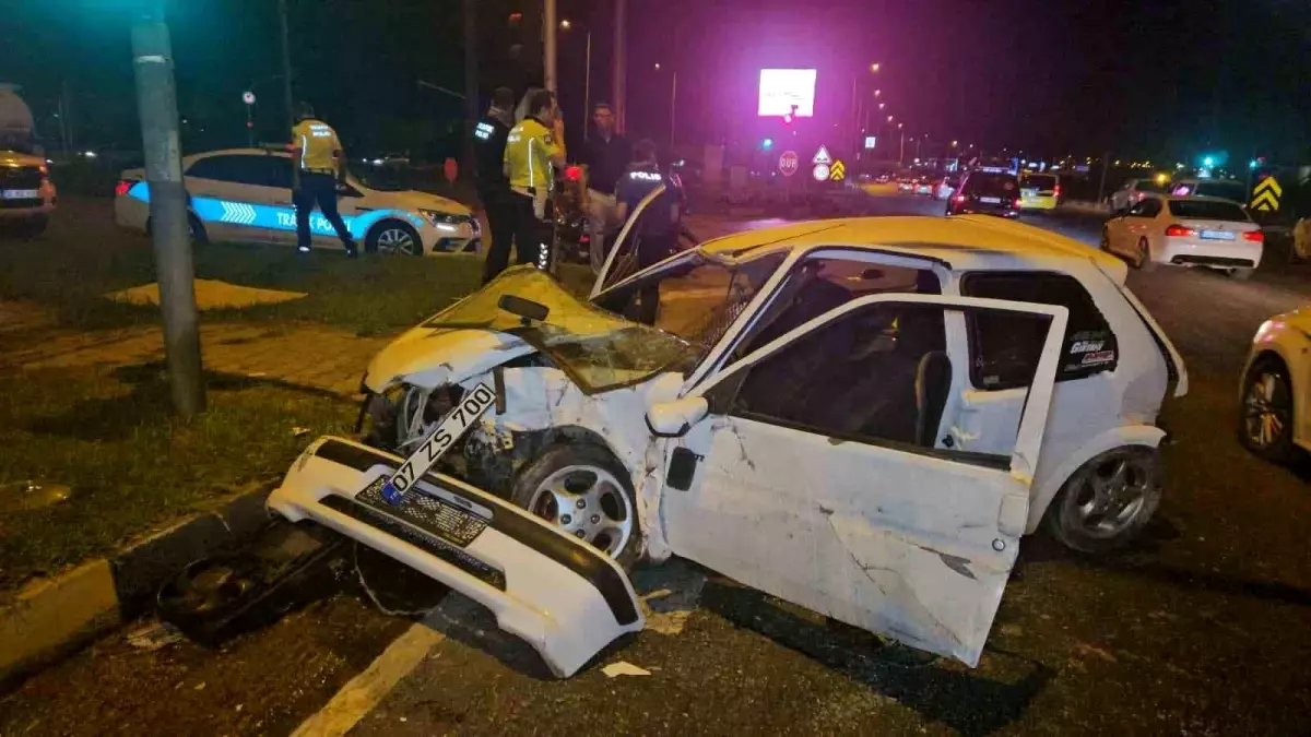 Antalya'da Kırmızı Işıkta Çarpışma: 4 Yaralı