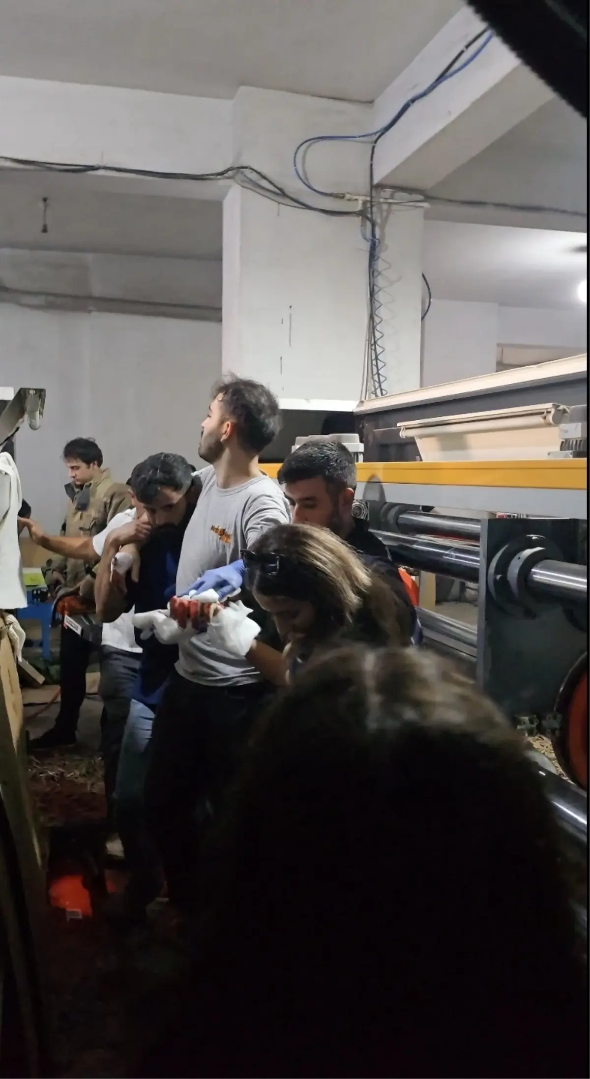 Ataşehir'de İşçi Makineye Sıkıştı: 1.5 Saatlik Çaba ile Kurtarıldı