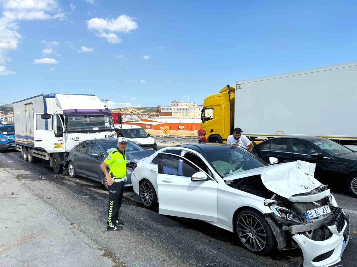 Balıkesir'de Zincirleme Trafik Kazası: Yaralı Yok
