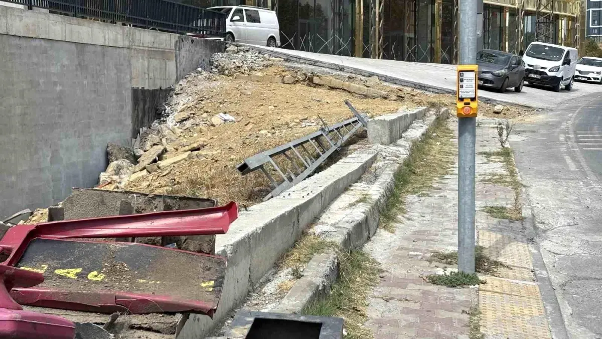 Başakşehir'de Kontrolden Çıkan Otomobil Dükkanlara Daldı