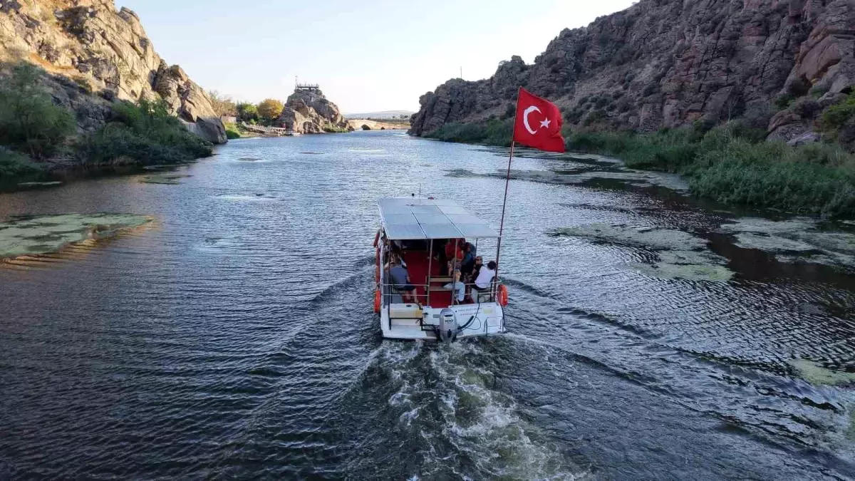 Çeşnigir Köprüsü'nde Tekne Turlarıyla Yeni Bir Turizm Deneyimi