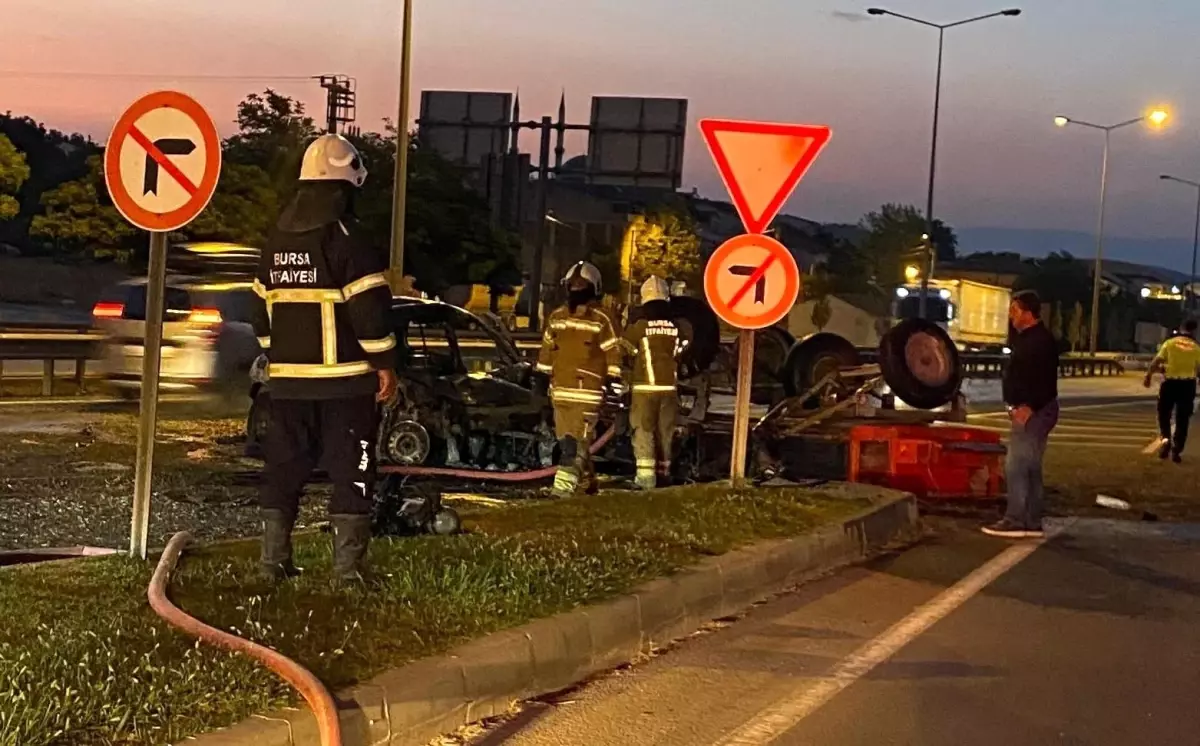 İnegöl'de Otomobil Traktöre Çarptı, Araç Yangınla Sonuçlandı