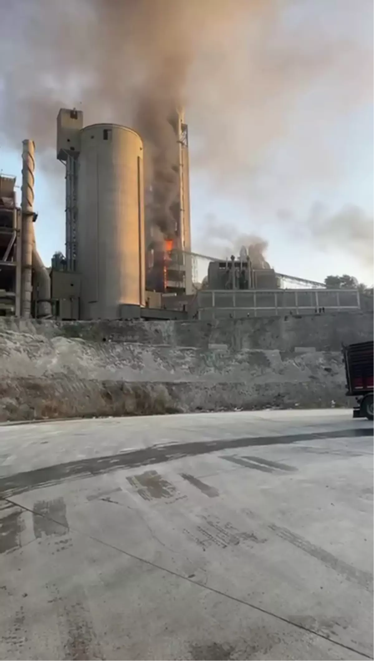 Yığılca'da Çimento Fabrikasında Yangın