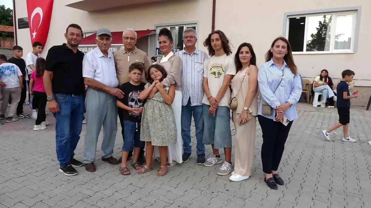 Almanya'dan Gelen Eczacı, Demirbilek Köyü Çocuklarına Oyuncak Hediye Etti