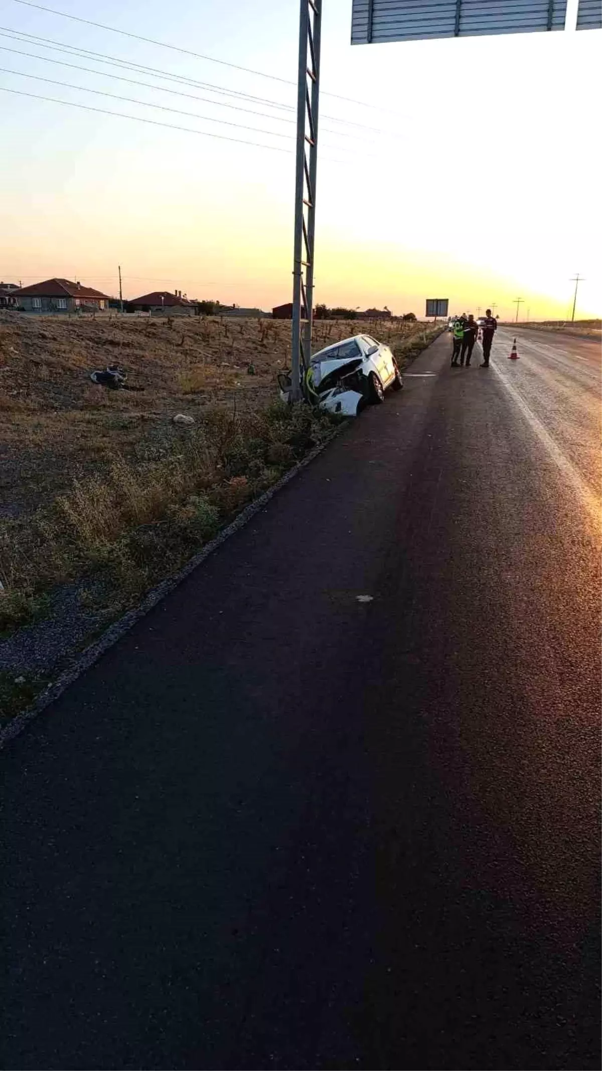 Afyonkarahisar'da Kontrolden Çıkan Otomobil Direğe Çarptı: 3 Yaralı