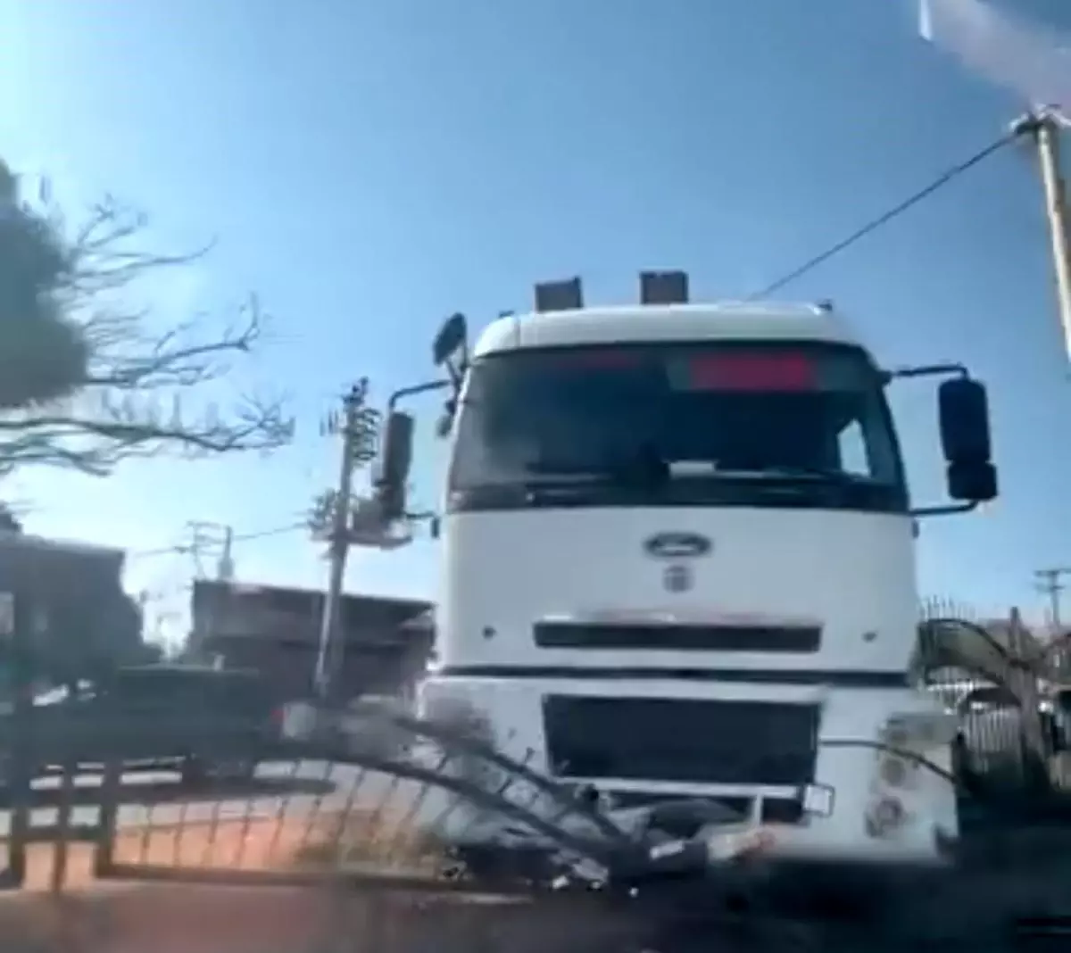 Diyarbakır-Şanlıurfa Karayolunda Freni Boşalan Tır Refüje Çıktı