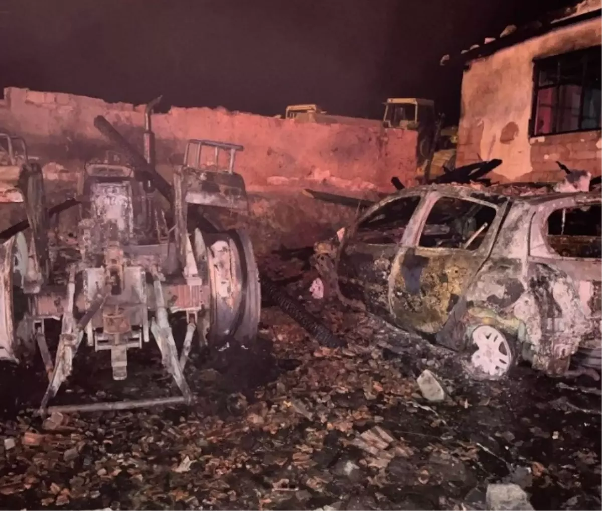 Amasya'da Garaj Yangını: 3 Koyun Öldü, Araçlar Kullanılamaz Hale Geldi