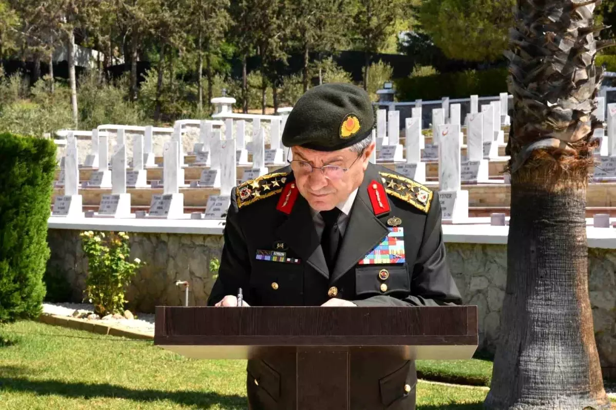 TSK Heyeti Kıbrıs'ta Şehitliği Ziyaret Etti