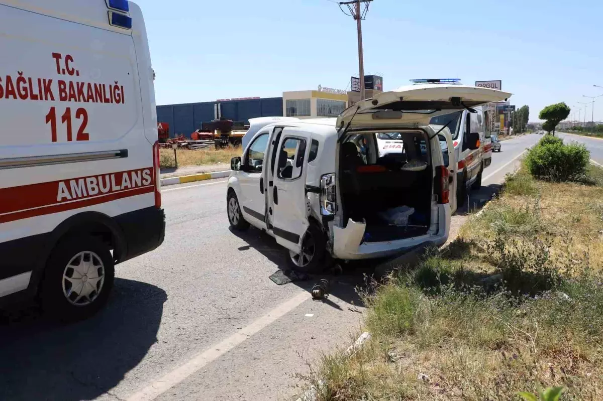 Sivas'ta Hafif Ticari Araç ile Otomobil Çarpıştı: 6 Yaralı