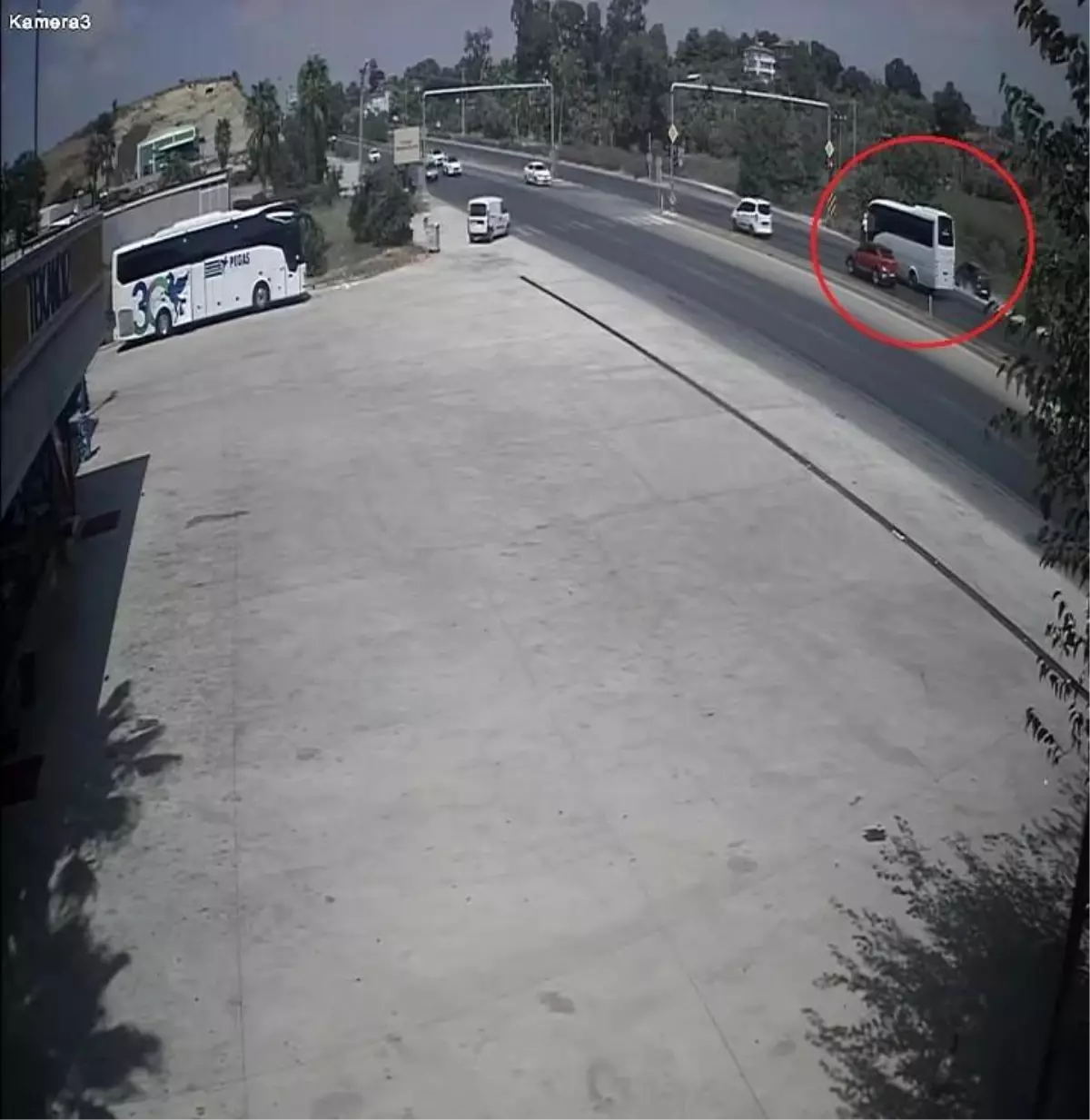 Antalya'da Şarampole İnerek Kaza Atlatan Sürücü Kamerada