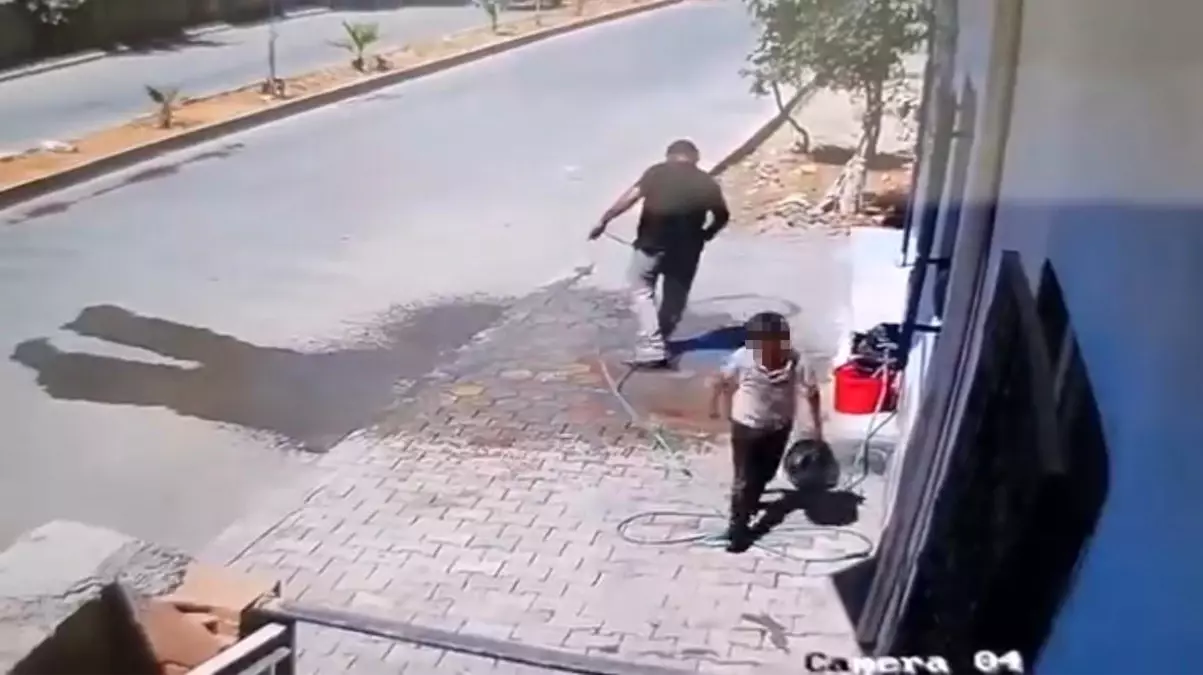 Babanın Oğluna Hırsızlık Yaptırdığı Anlar Kamerada