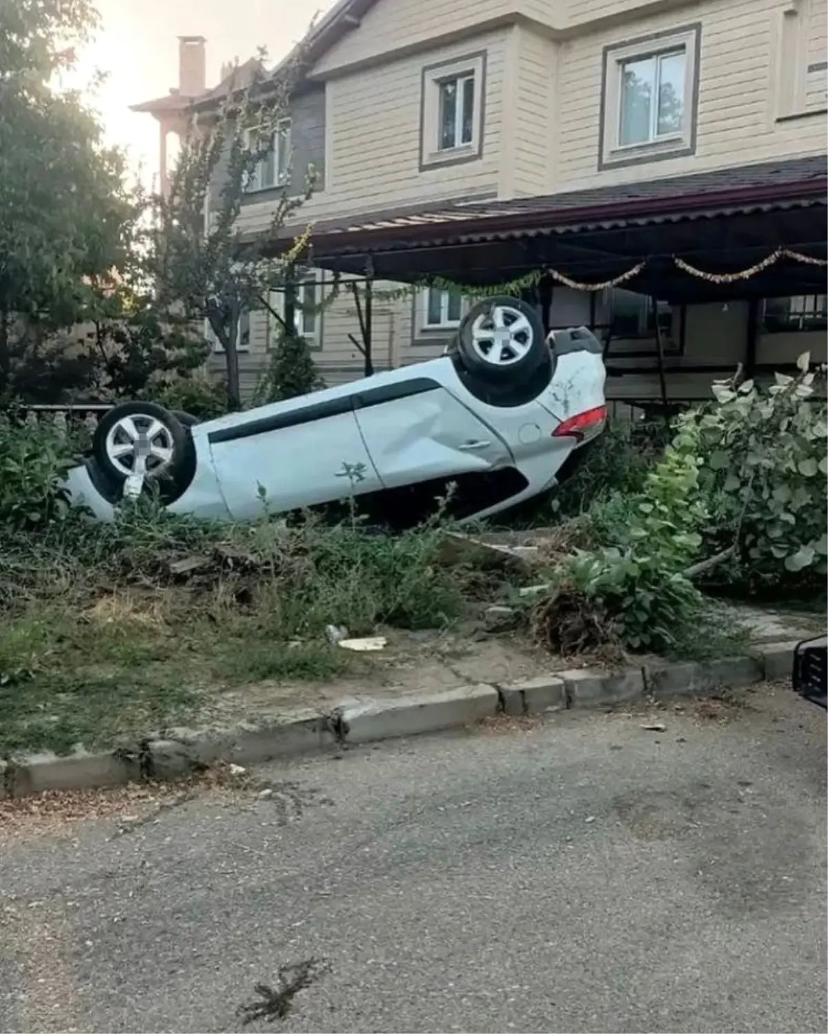 Isparta'da Direksiyon Hatası: Takla Atan Araç, Park Halindeki Araçla Çarpıştı