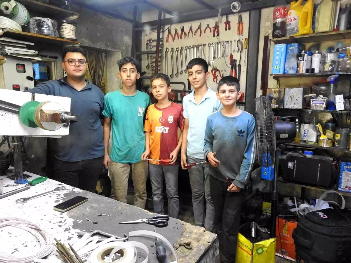 Genç Elektrik Ustası Seylitlioğlu, Çıraklarına Mesleği Öğretiyor