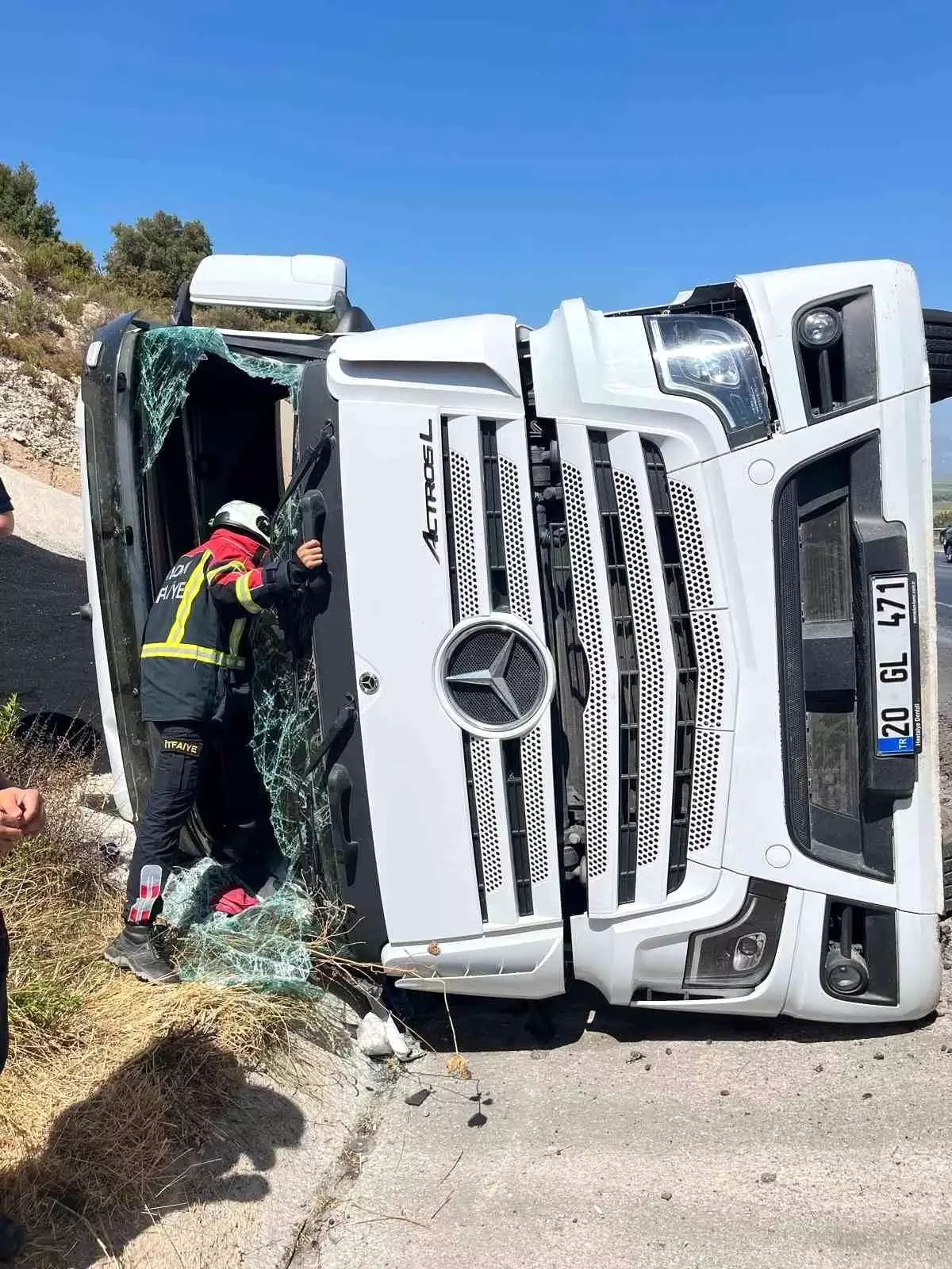 Aydın'da Tır Devrildi, Sürücü Hastaneye Kaldırıldı