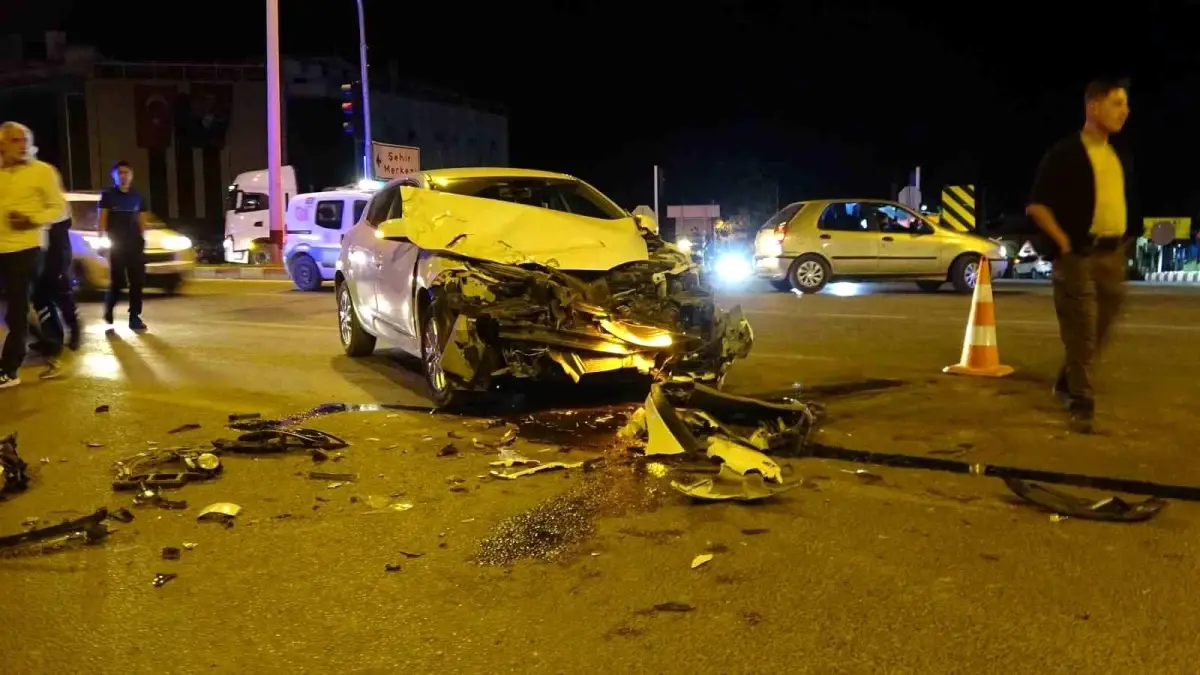 Kütahya'da Trafik Kazası: 3 Yaralı