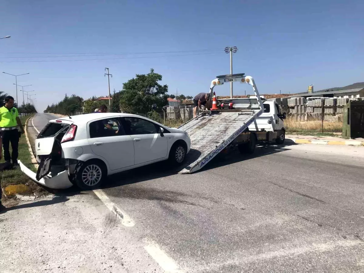 Uşak'ta Trafik Kazası: 2 Yaralı