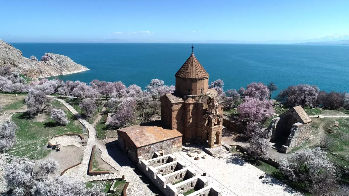 Akdamar Kilisesi'nde 13. Ayin Hazırlıkları Sürüyor