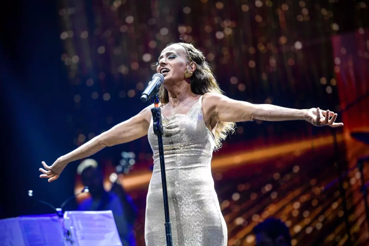 Yıldız Tilbe İzmir Fuarı'nda Unutulmaz Bir Konser Verdi