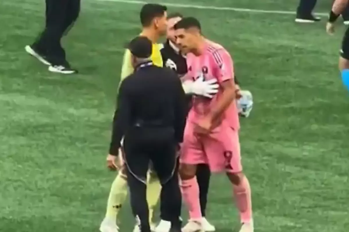 Yumruk attı, tükürdü! Luis Suarez kupa maçında ortalığı birbirine kattı