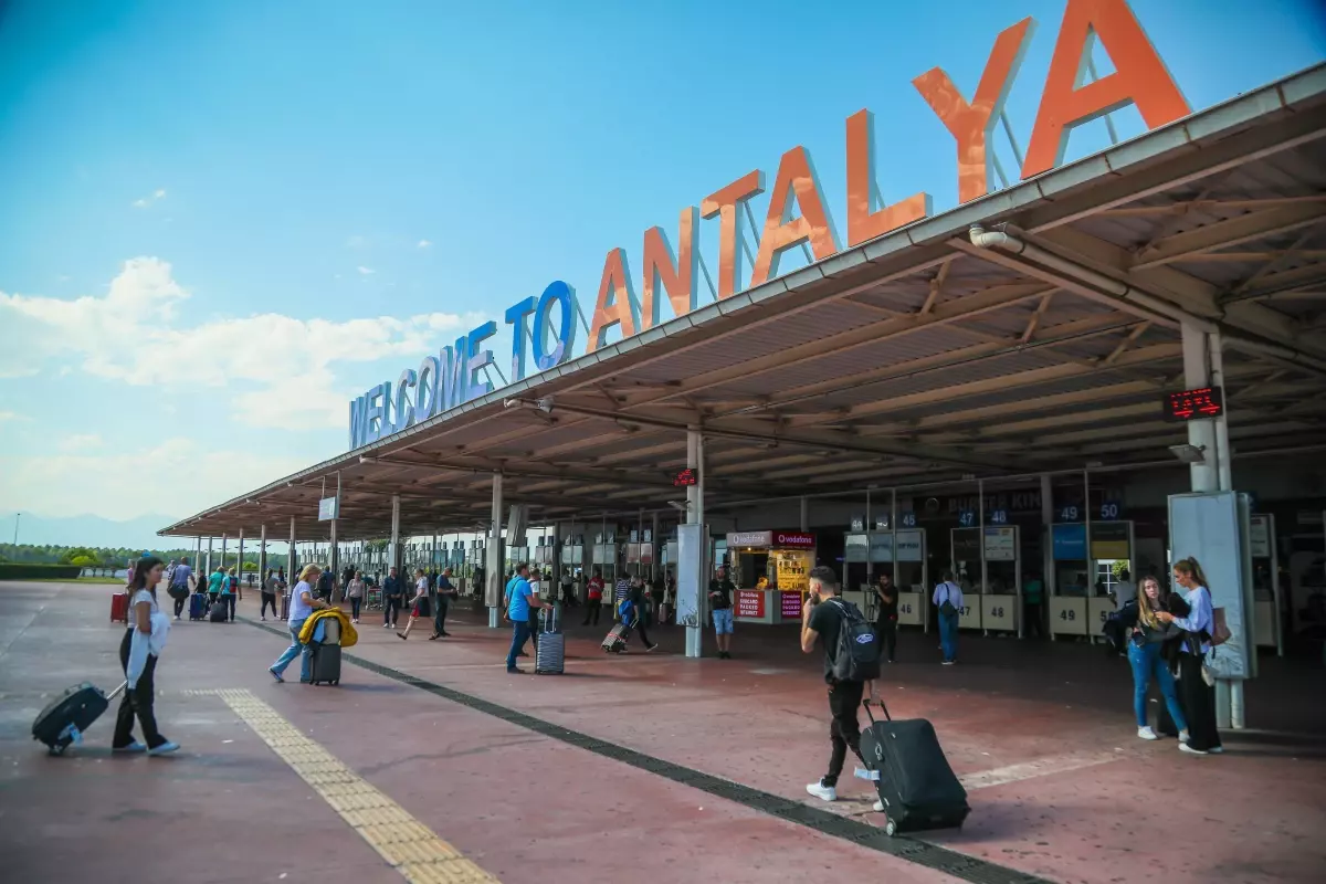 Antalya'ya Gelen Turist Sayısında Küçük Düşüş: 11 Milyon 702 Bin