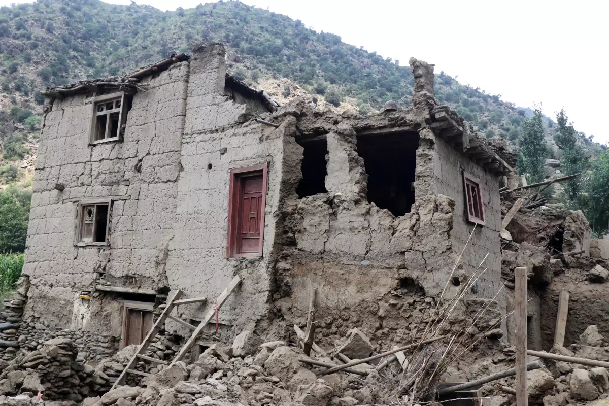 Afganistan'da Deprem Felaketi: Ölü Sayısı 812'ye Yükseldi