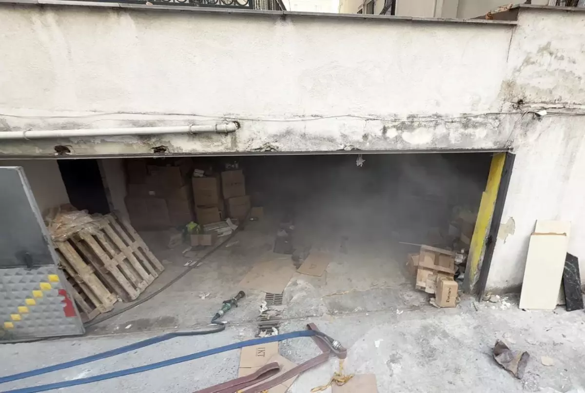 İstanbul Avcılar'da Kozmetik Deposunda Yangın Çıktı