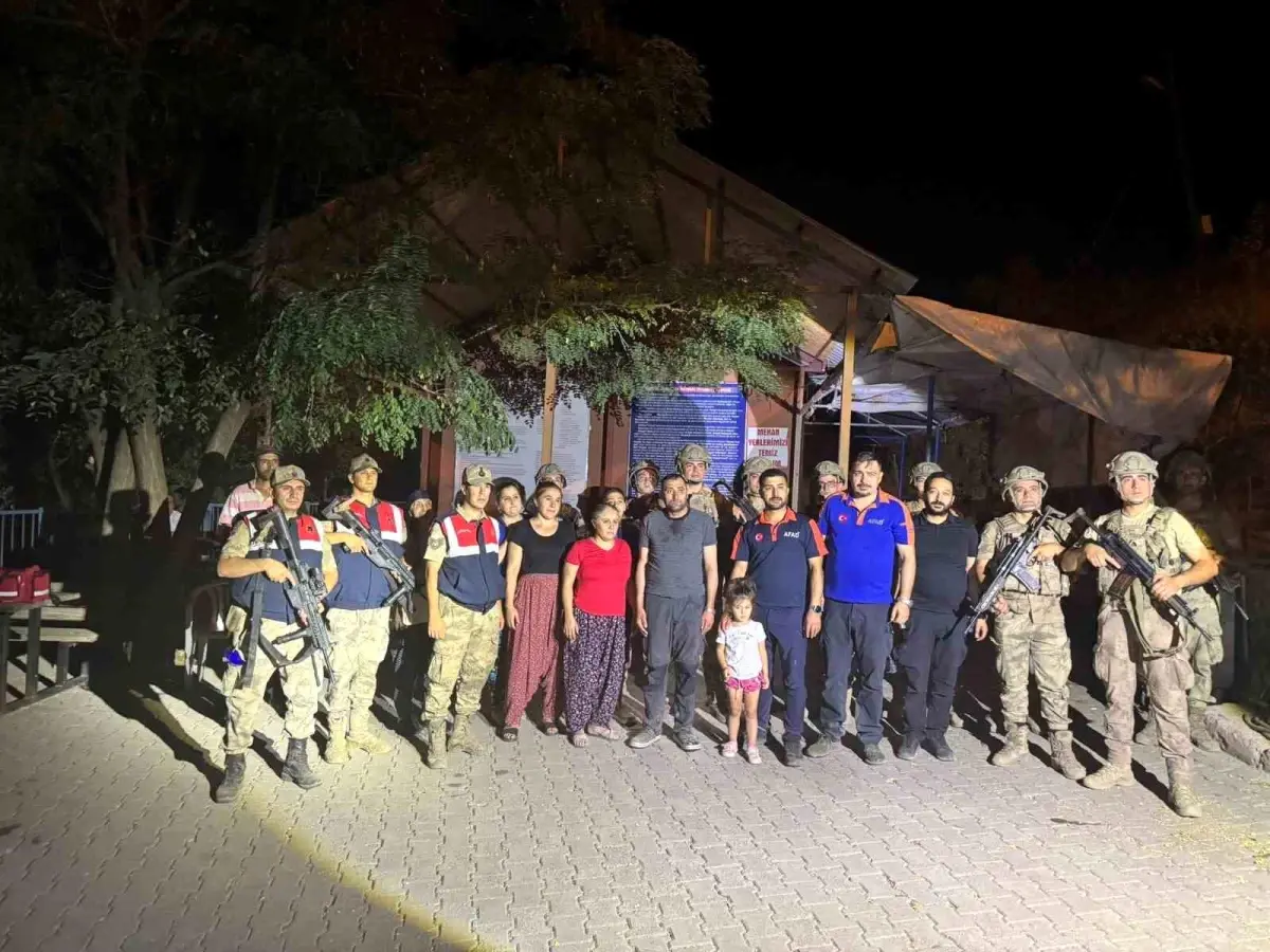 Tunceli'de Ayılardan Mahsur Kalan Aile Kurtarıldı