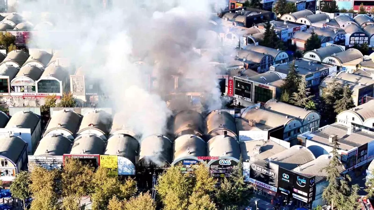 Bağcılar'da Yangın: 17 Dükkan Hasar Gördü