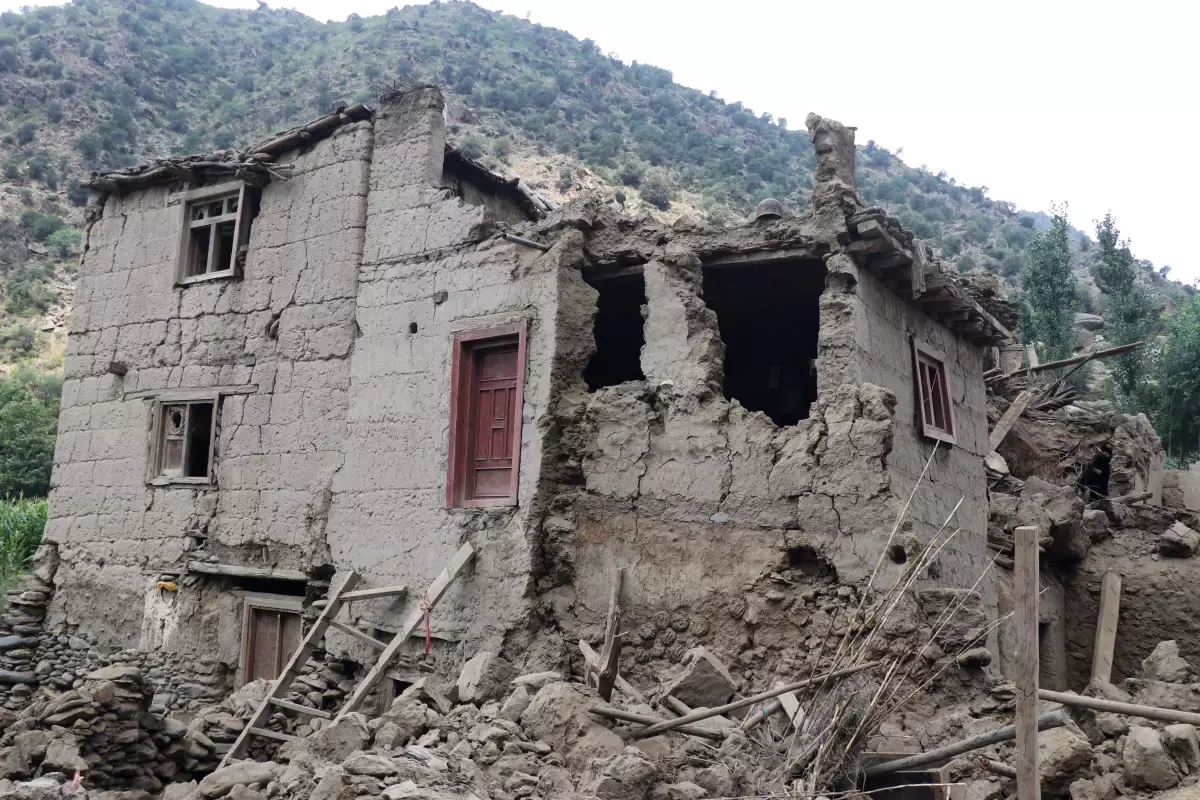 Afganistan'daki Depremde 12 Bin Kişi Etkilendi