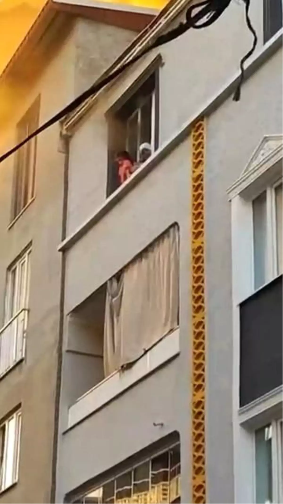 Yangında Anneanne Torununu Kurtardı