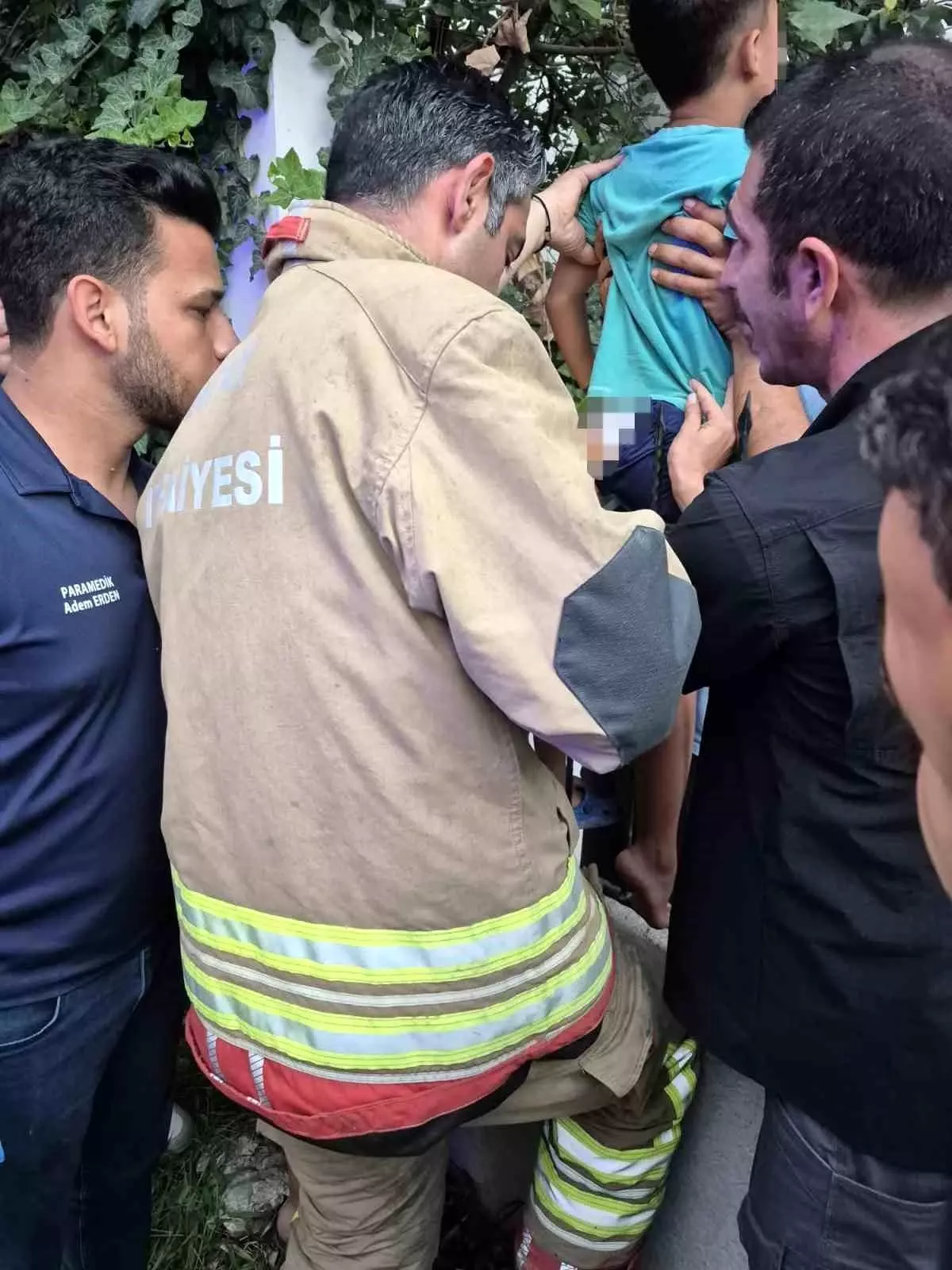 İskenderun'da Demir Korkuluğa Sıkışan Çocuk Kurtarıldı