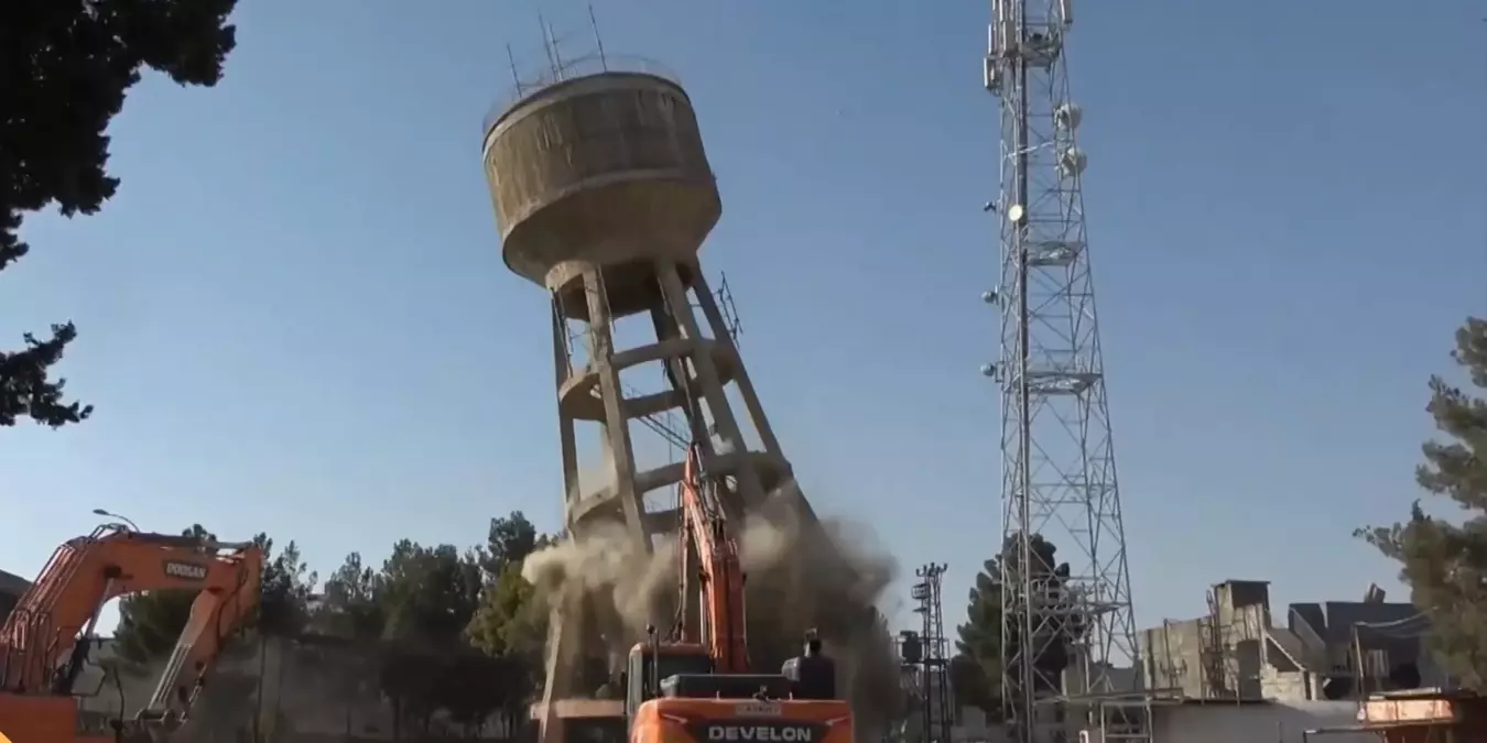 Ceylanpınar'daki Hasar Gören Su Kulesi Kontrollü Olarak Yıkıldı