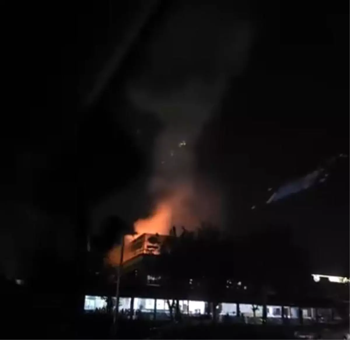 Diyarbakır'da Restoranda Yangın: 2 Kişi Dumandan Etkilendi