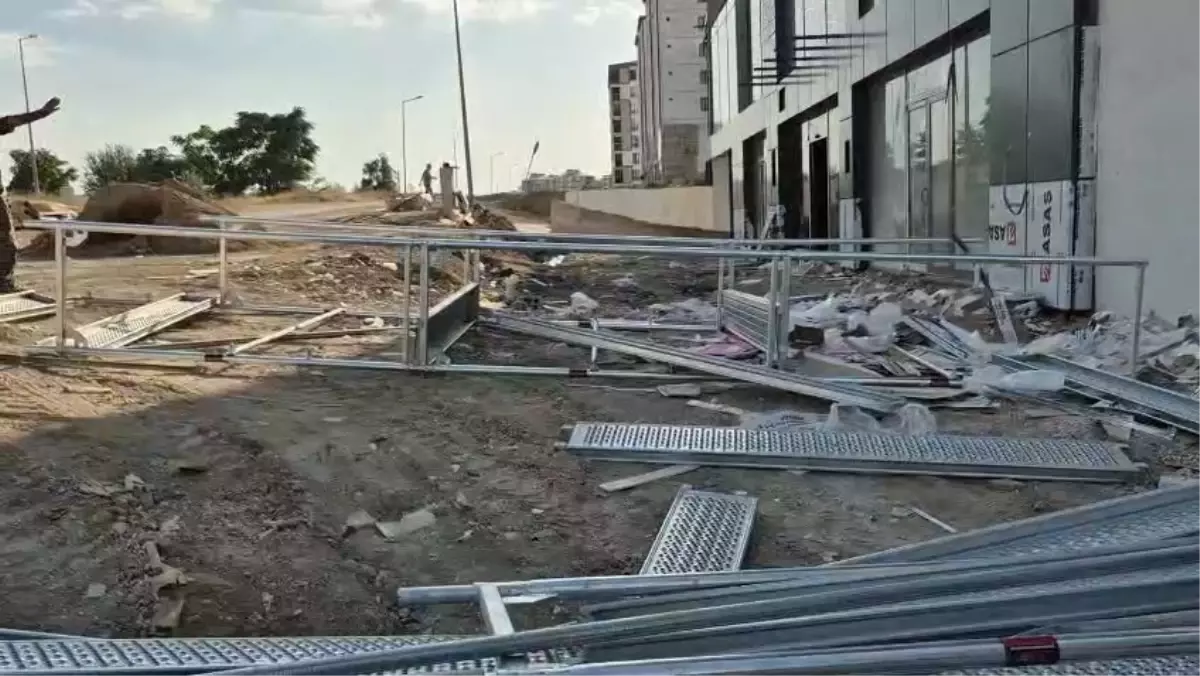 Elazığ'da İnşaat Iskelesi Çöktü: 2 İşçi Yaralandı