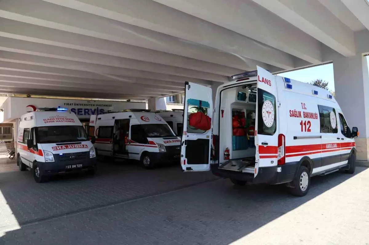 Elazığ'da İnşaat Iskelesi Çöktü, 2 İşçi Yaralandı