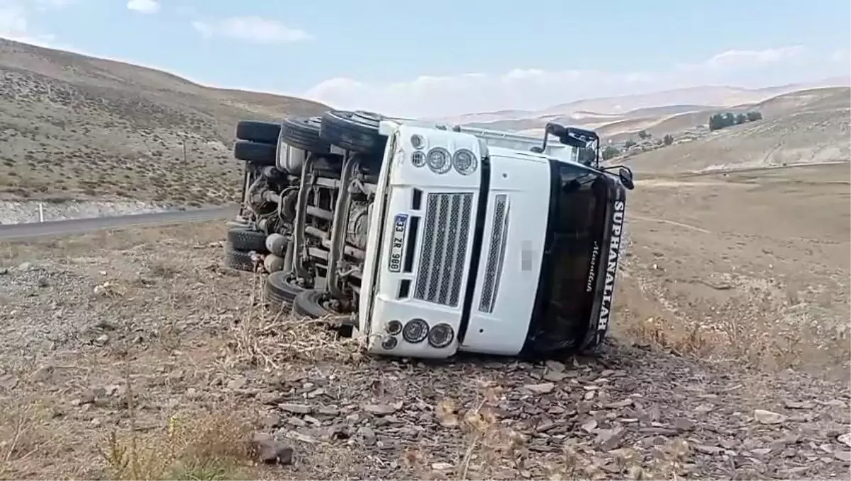 Tekman'da Kamyon Devrildi, Sürücü Yaralandı