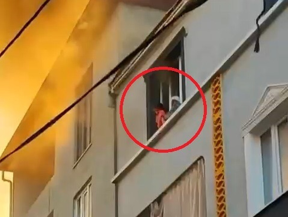 Yangın Tehlikesinde Cesur Anne: Çocuğunu Pencereden Attı