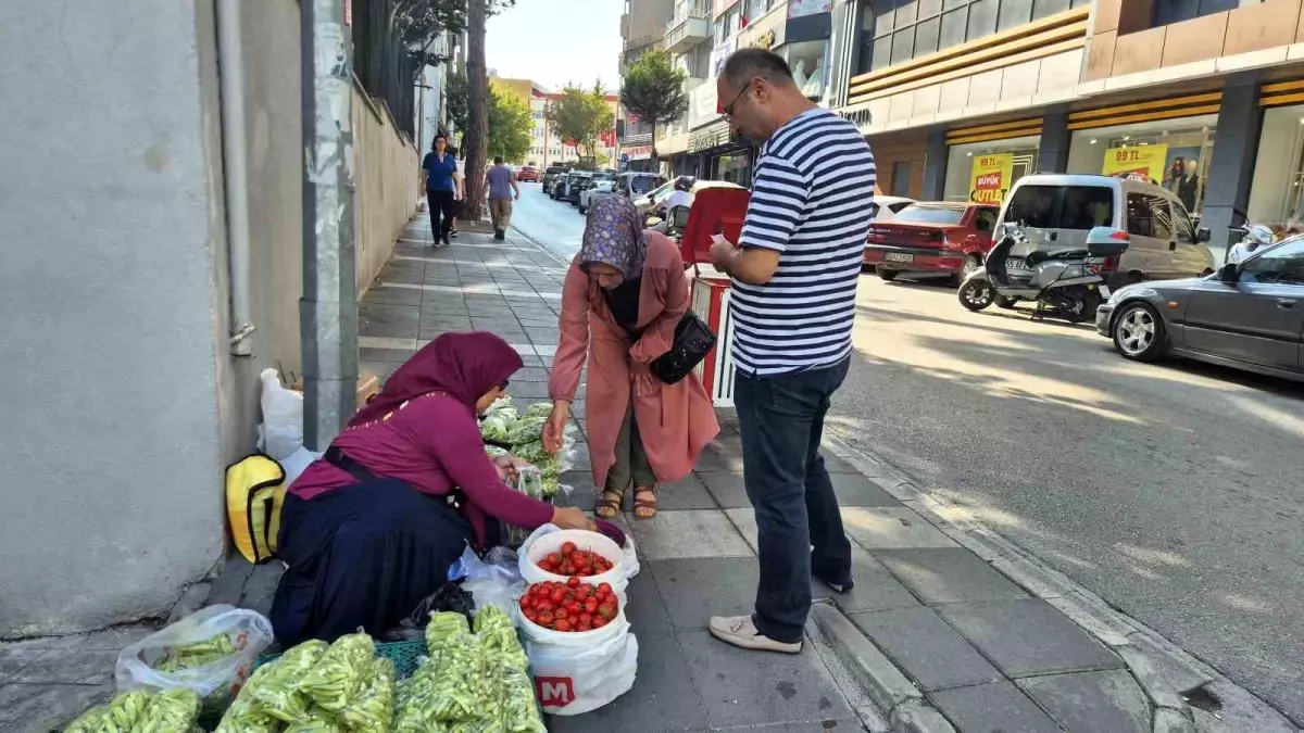 Samsunlu Köylü Kadınlar Bahçelerindeki Bamyaları Şehirde Satıyor