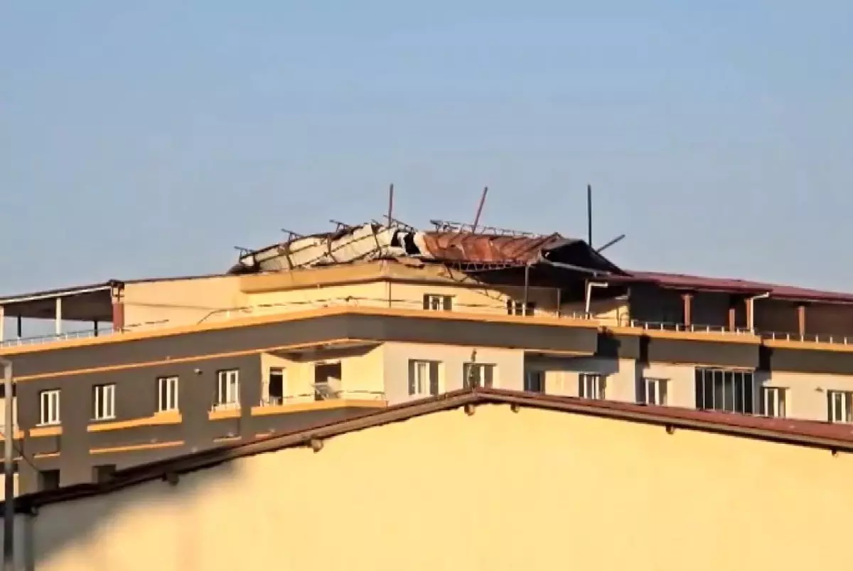 Gaziantep'te Fırtına, Depremde Hasar Gören Binanın Çatısını Uçurdu