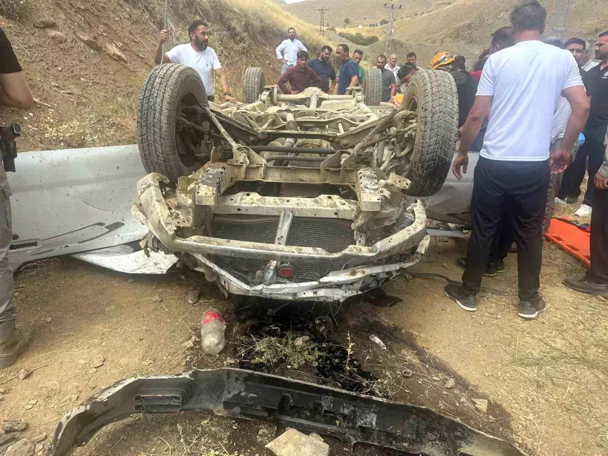 Hakkari'de Uçuruma Yuvarlanan Otomobilde 3 Yaralı