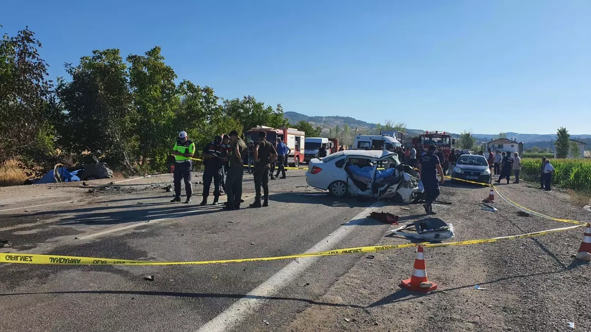 Manisa'da Kafa Kafaya Çarpışma: 3 Ölü, 2 Yaralı