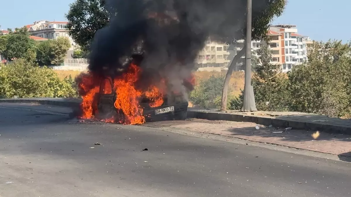 Avcılar'da Park Halindeki Otomobil Alev Alev Yandı