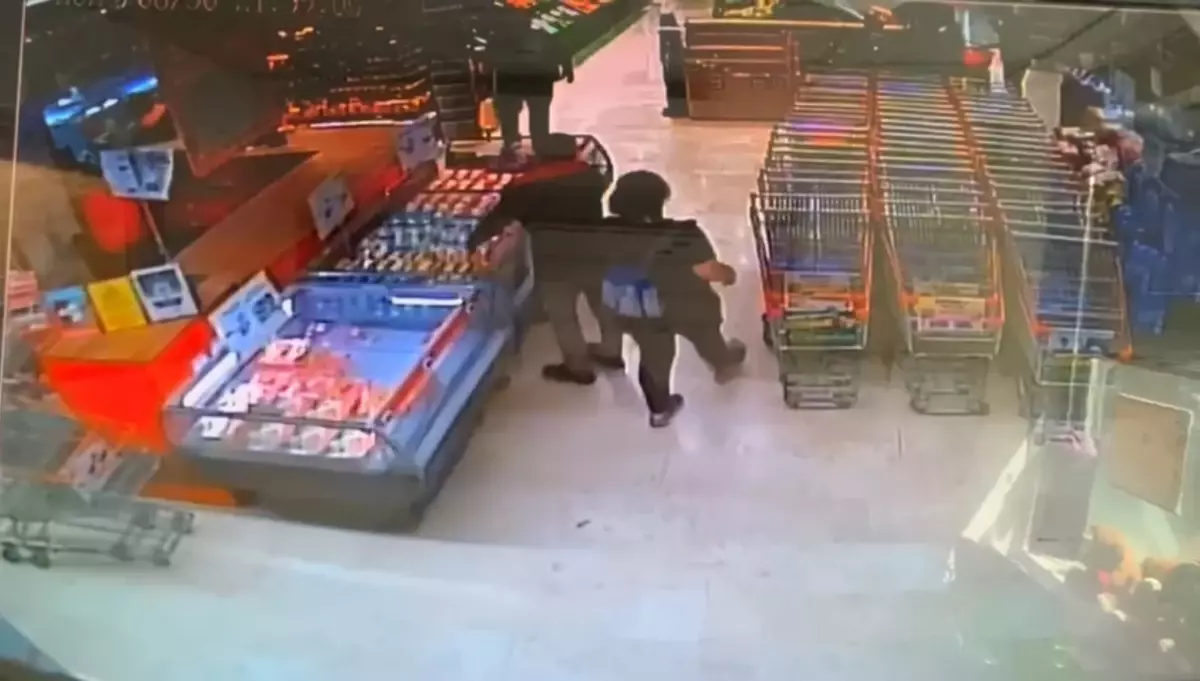 Mati v Istanbulu umorila novorojenčka in ga odvrgla v smeti, nato pa odšla nakupovat