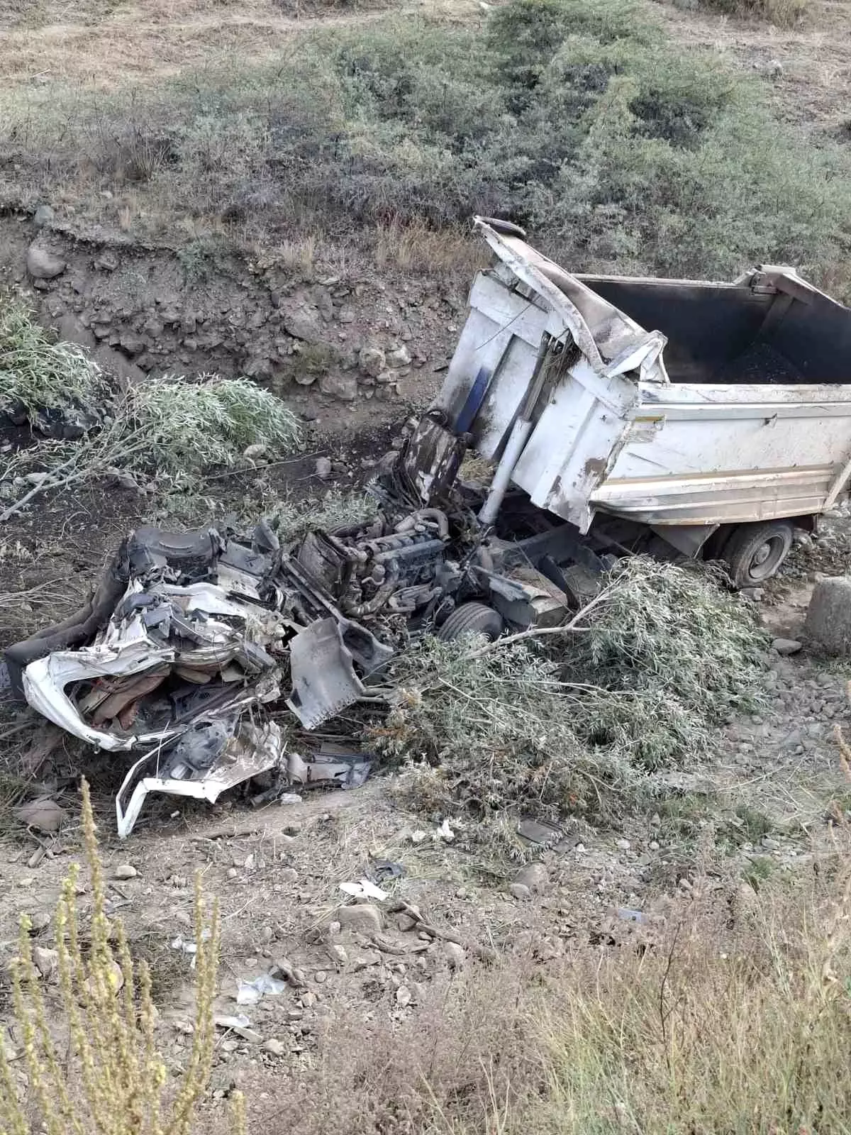 Erzurum'da Şarampole Devrilen Kamyonun Sürücüsü Ağır Yaralandı