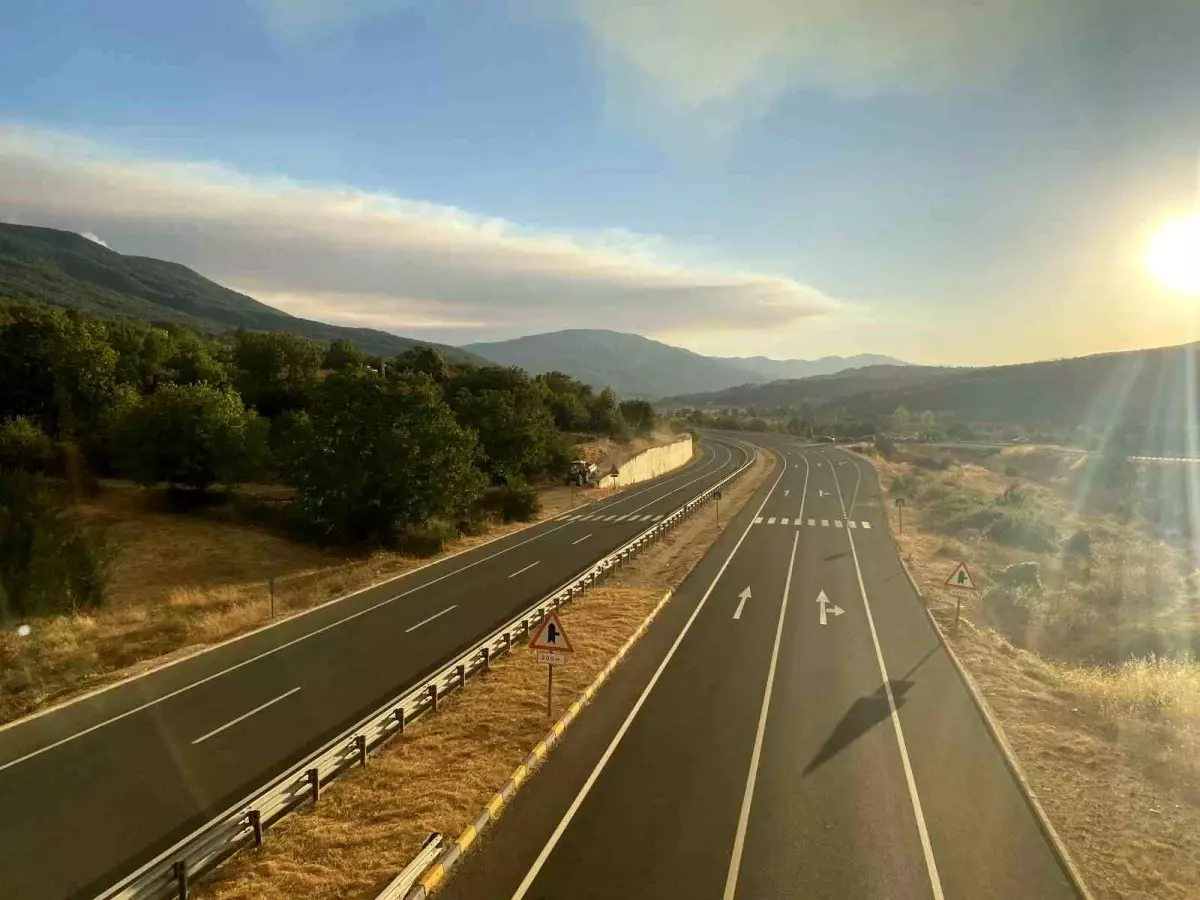 Karabük'ün Safranbolu ilçesi ile Kastamonu'nun Araç ilçesi sınırlarındaki orman yangınları sebebiyle Kastamonu-Karabük kara yolu Karabük ve...